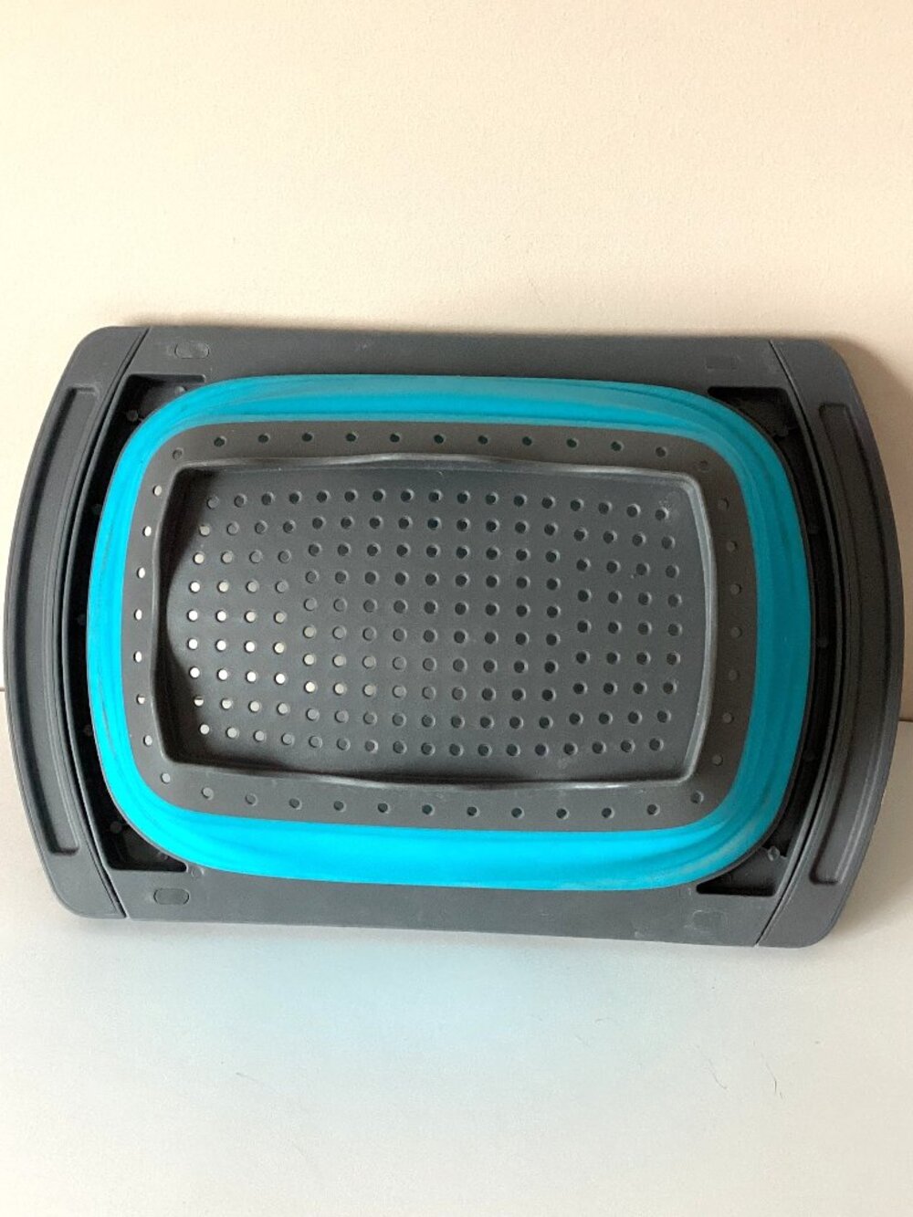 Expandable Collapsible Silicone Kitchen Colander Strainer Rests Over The Sink - Picture 6 of 9